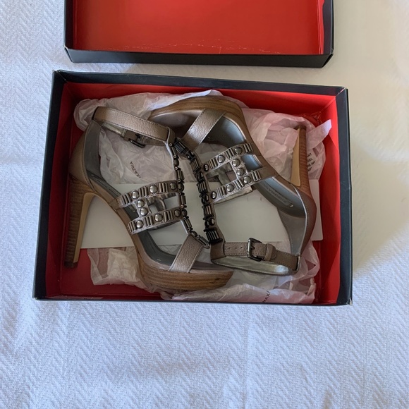 BCBGMaxazria Grey/Stone Leather Platform Heels, size 6.5 - Picture 4 of 8